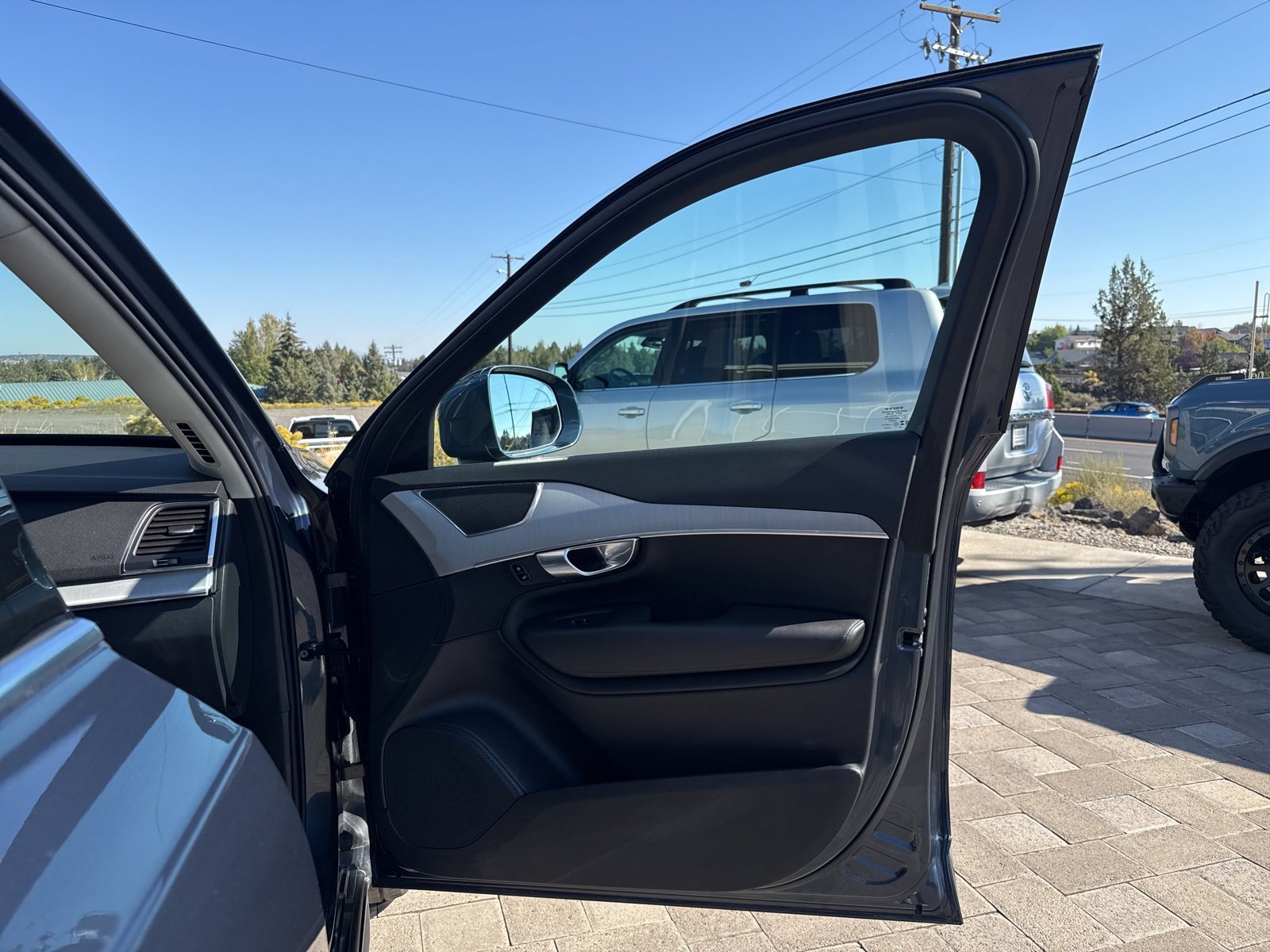 Used 2025 Volvo XC90 B5 Core image 15