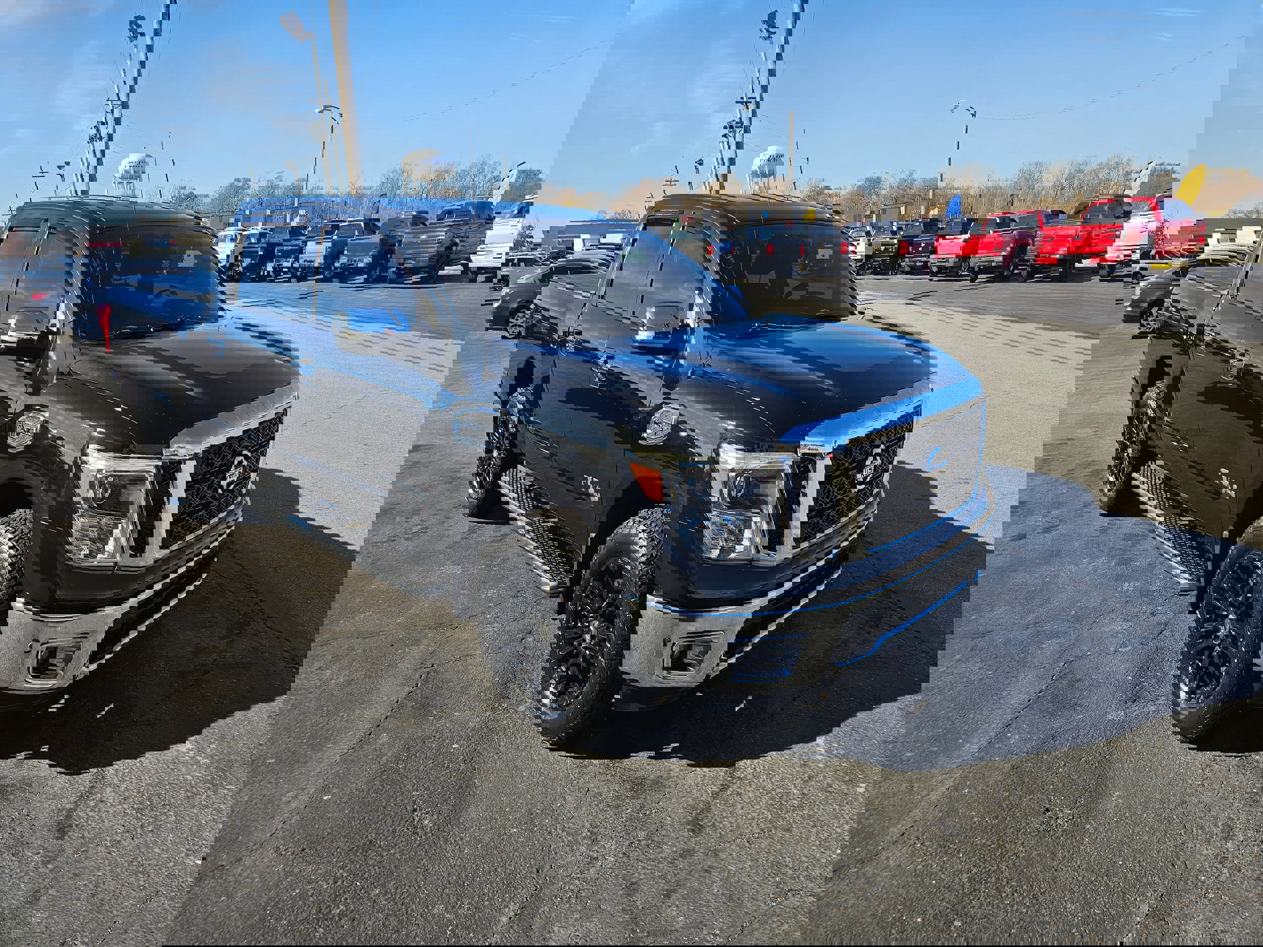 Used 2017 Nissan Titan SL image 3