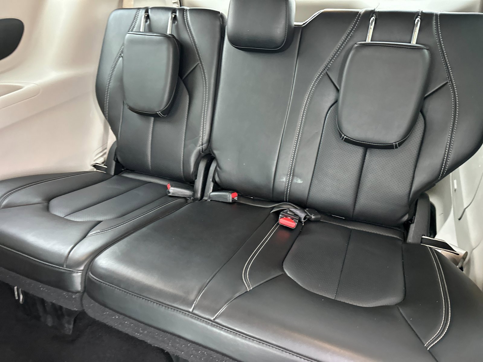 Used 2023 Chrysler Pacifica Touring-L image 14