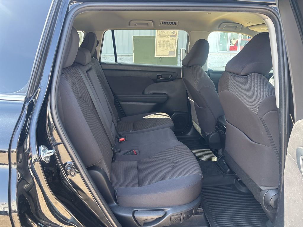 Used 2022 Toyota Highlander LE image 30