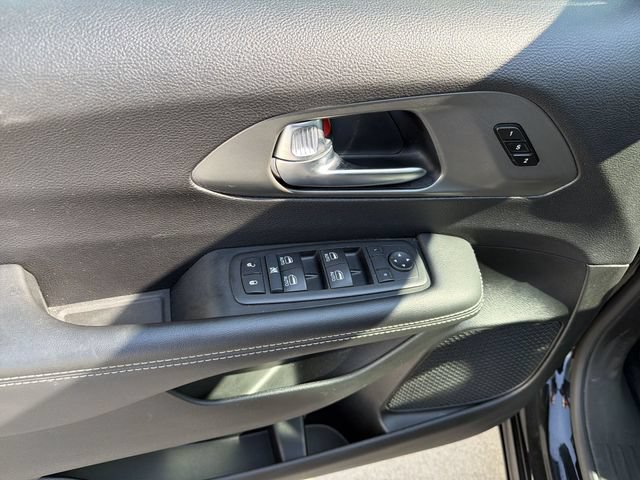 Used 2025 Chrysler Pacifica Select FWD image 15