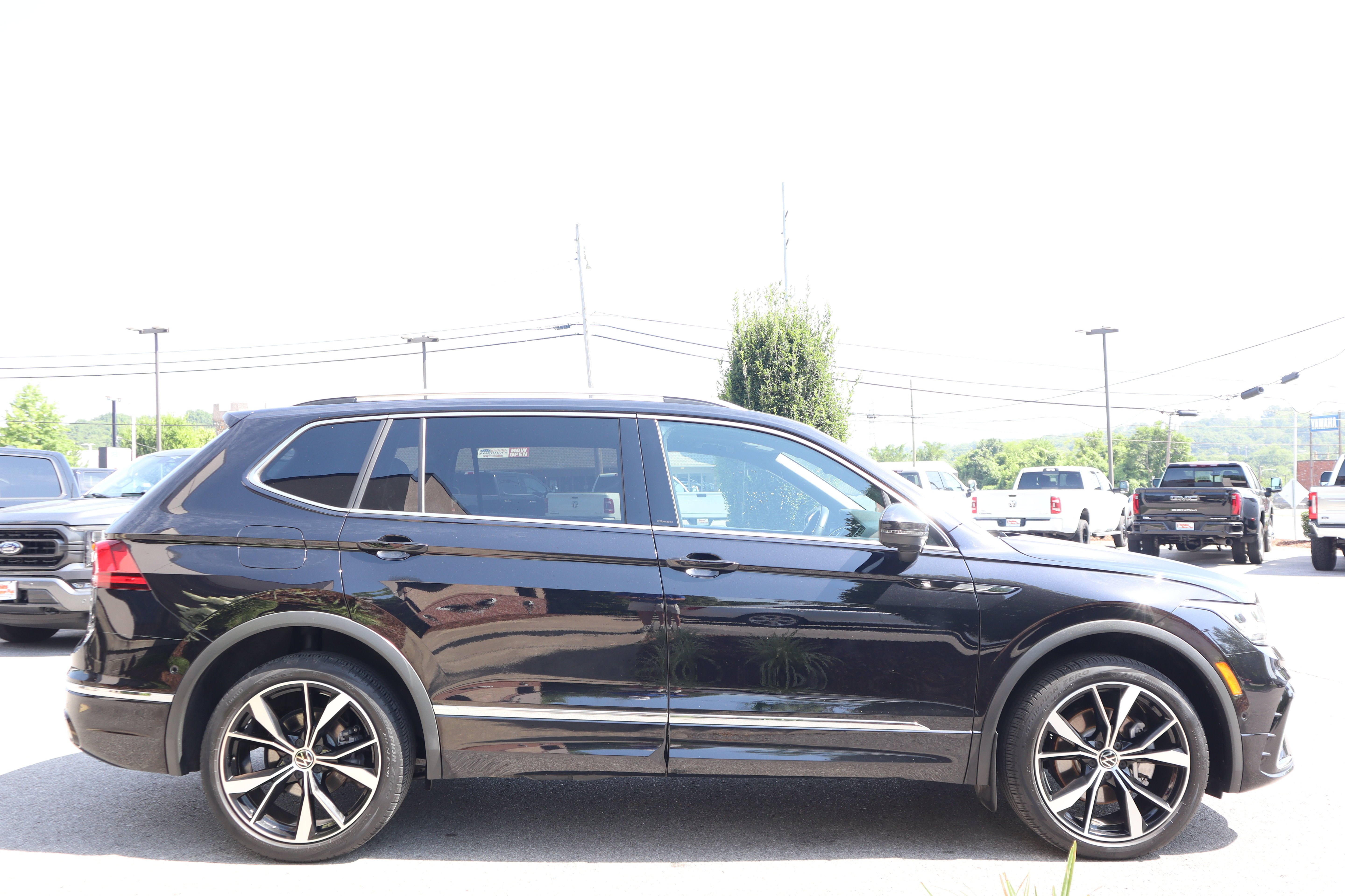 Used 2022 Volkswagen Tiguan SEL R-Line AWD/4WD image 6