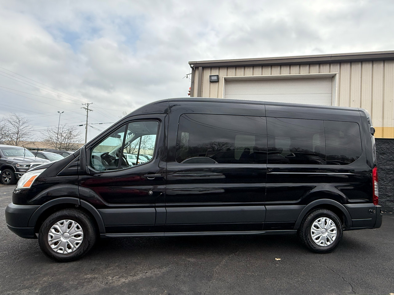 Used 2017 Ford Transit 350 XLT image 2