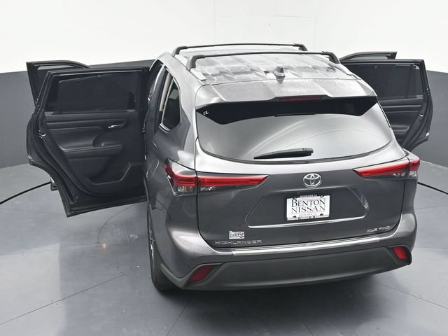 Used 2022 Toyota Highlander XLE AWD/4WD image 47