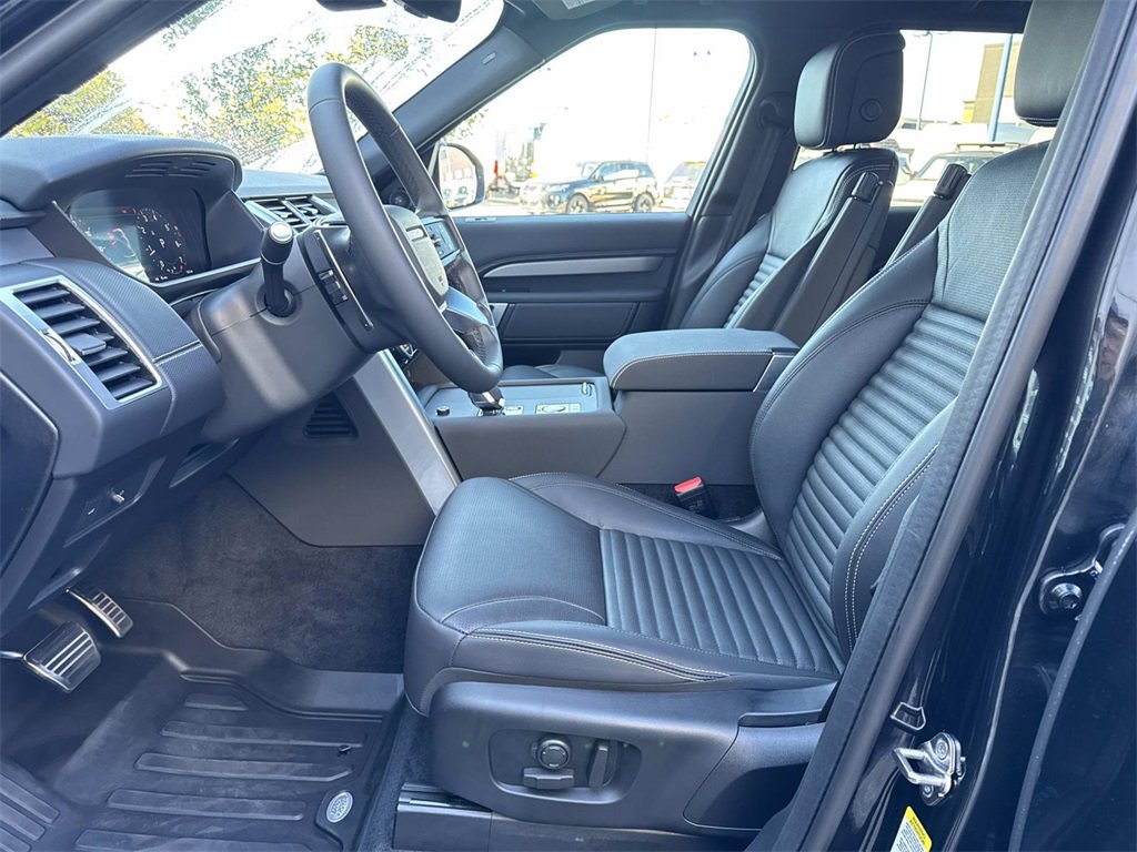 Used 2025 Land Rover Discovery Dynamic SE image 17