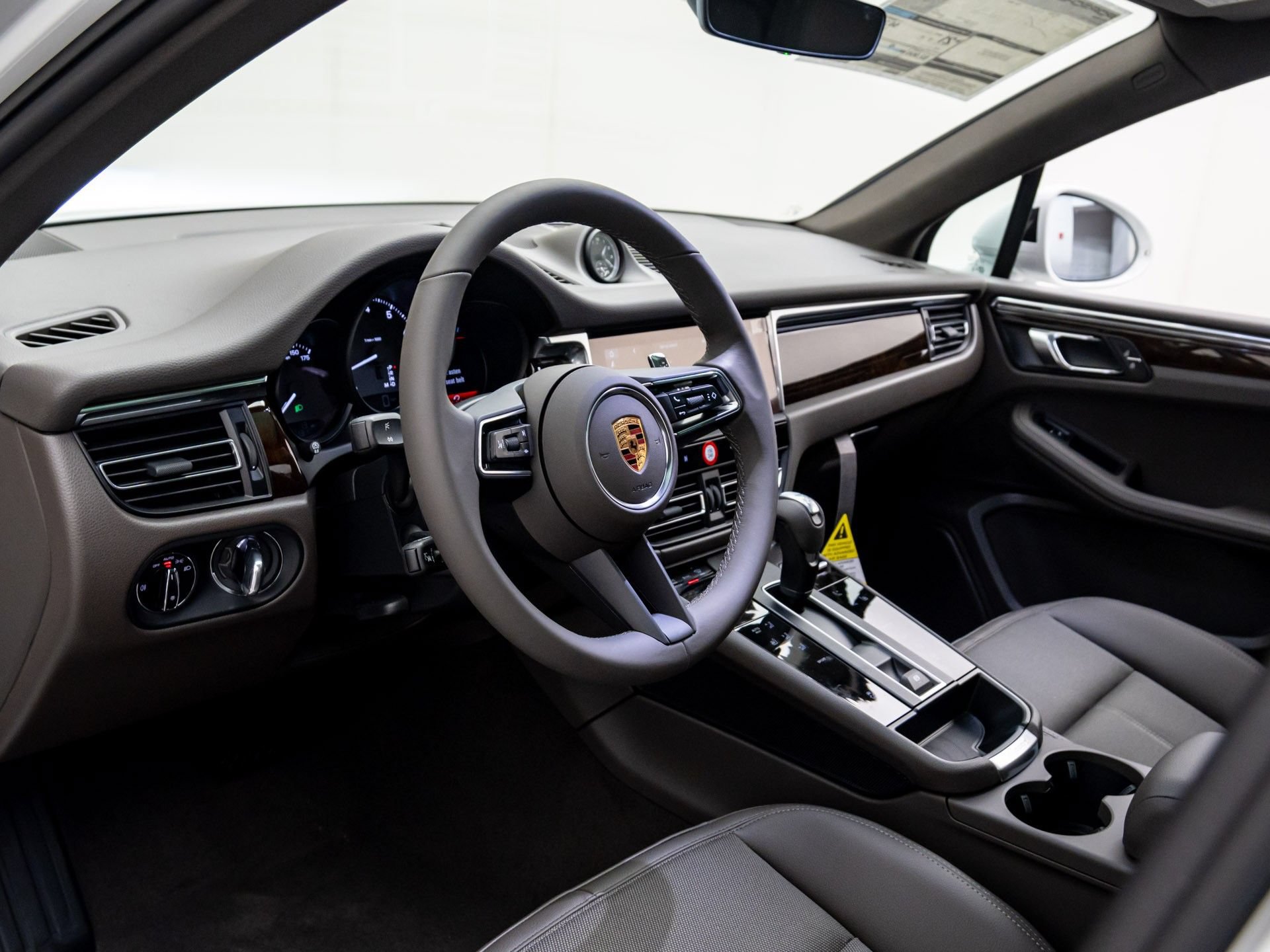 Certified 2026 Porsche Macan AWD/4WD image 4