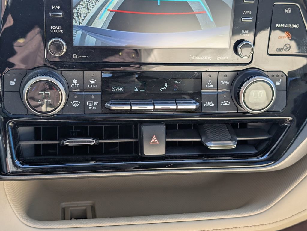 Used 2020 Toyota Highlander XLE image 18