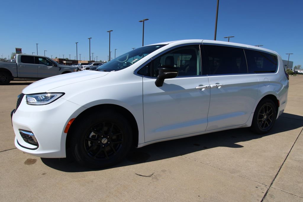 Used 2024 Chrysler Pacifica Touring-L FWD image 18