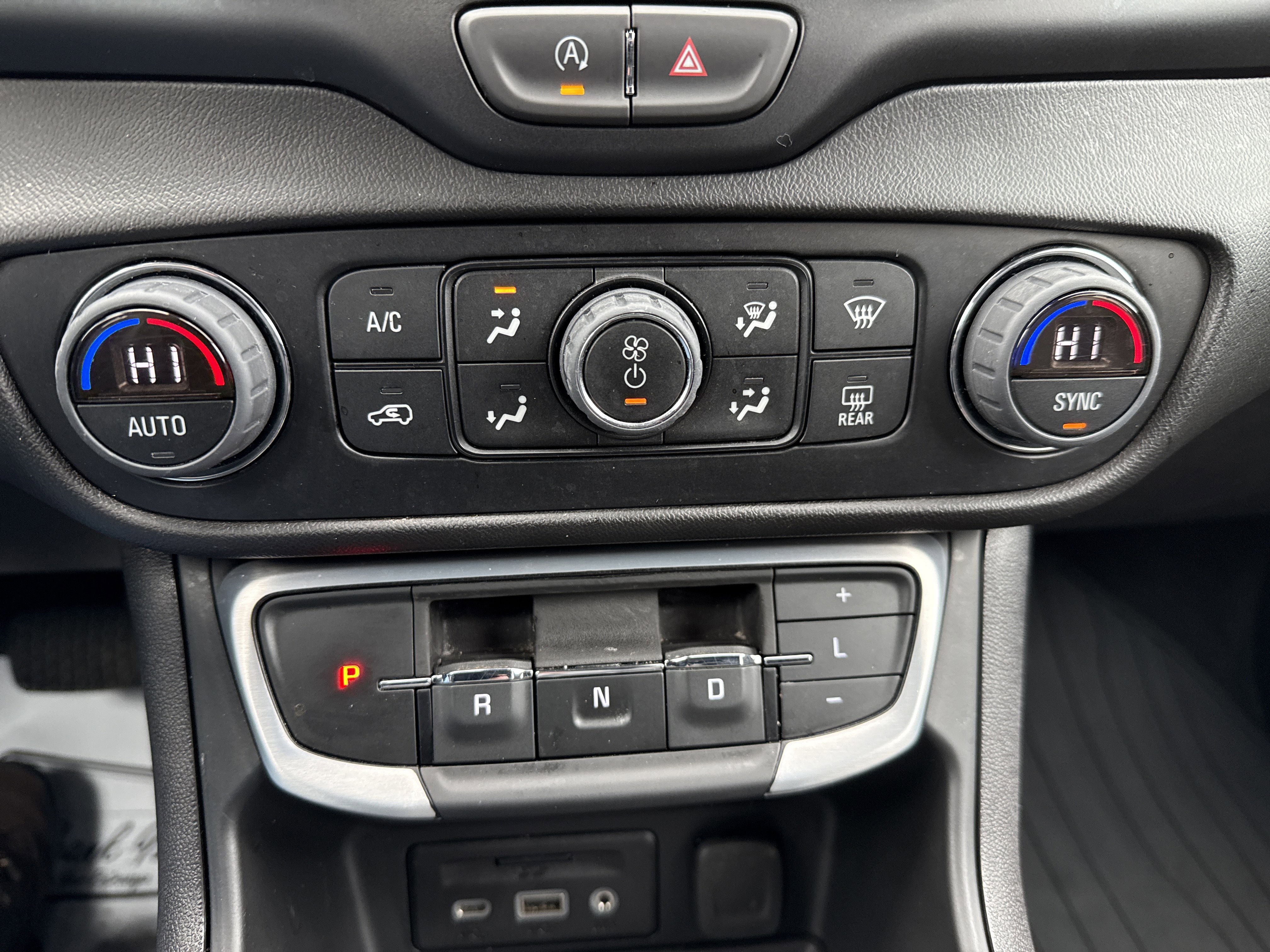 Used 2024 GMC Terrain SLE w/ Driver Convenience Package image 25