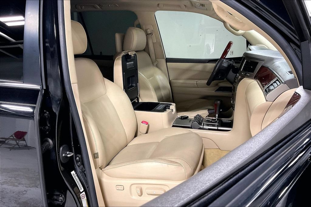 Used 2013 Lexus LX 570 4WD w/ Luxury Pkg image 9