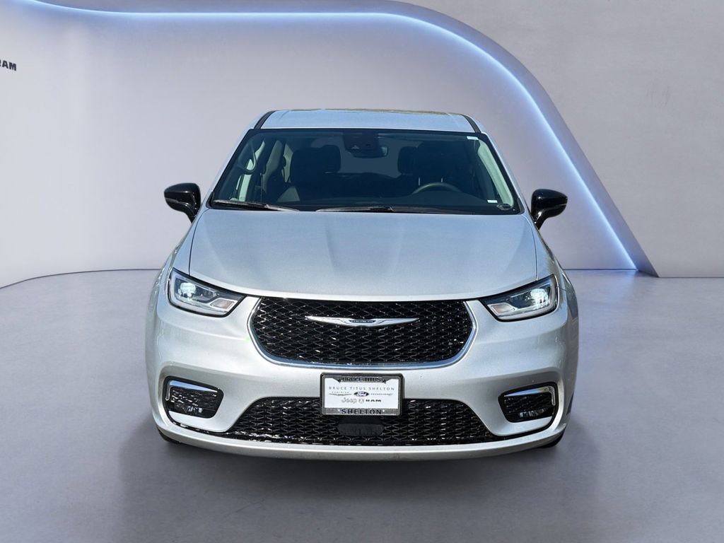 Used 2024 Chrysler Pacifica Touring-L FWD image 9