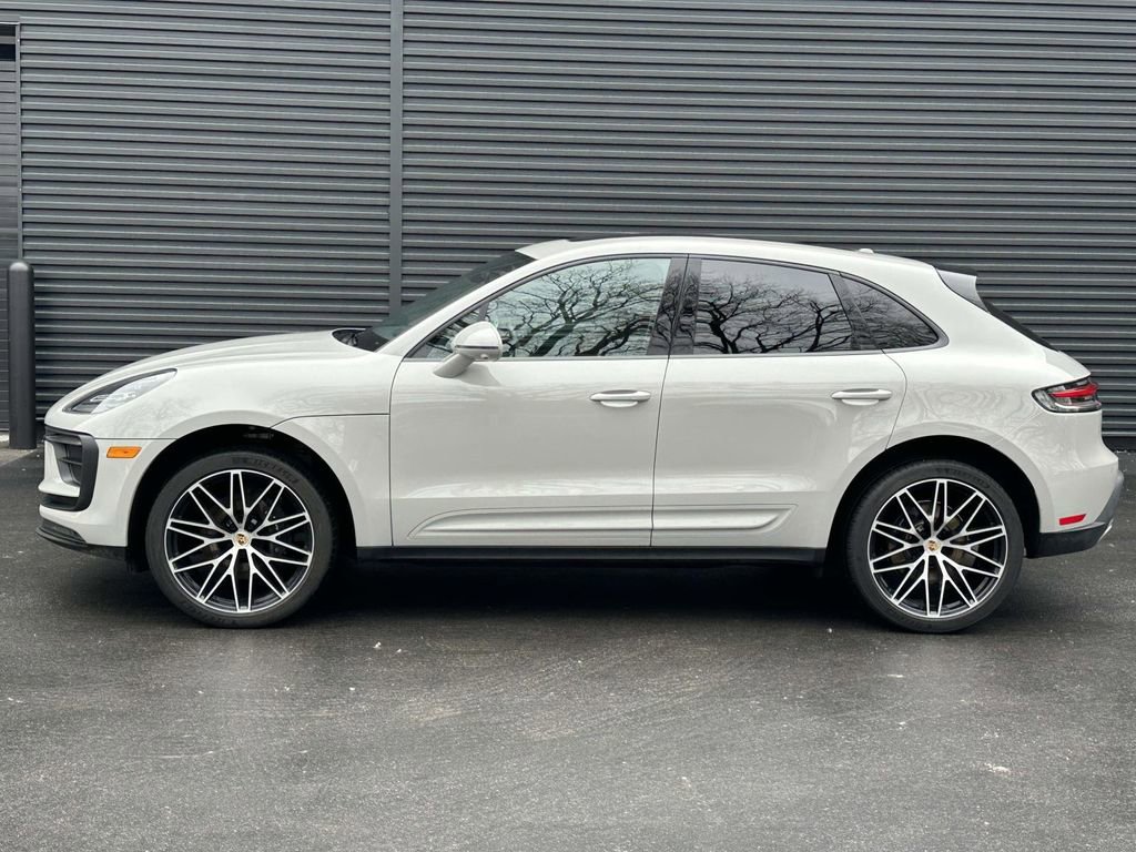 Certified 2025 Porsche Macan image 2