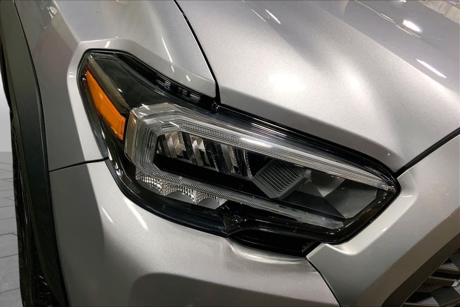 Used 2021 Toyota Tacoma TRD Off-Road w/ TRD Premium Off Road Package AWD/4WD image 28