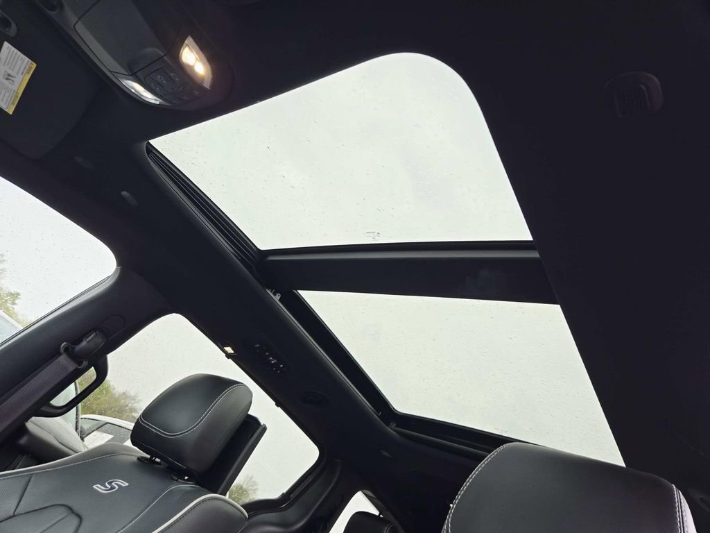 Used 2023 Chrysler Pacifica Limited w/ Uconnect Theater Family Group image 9