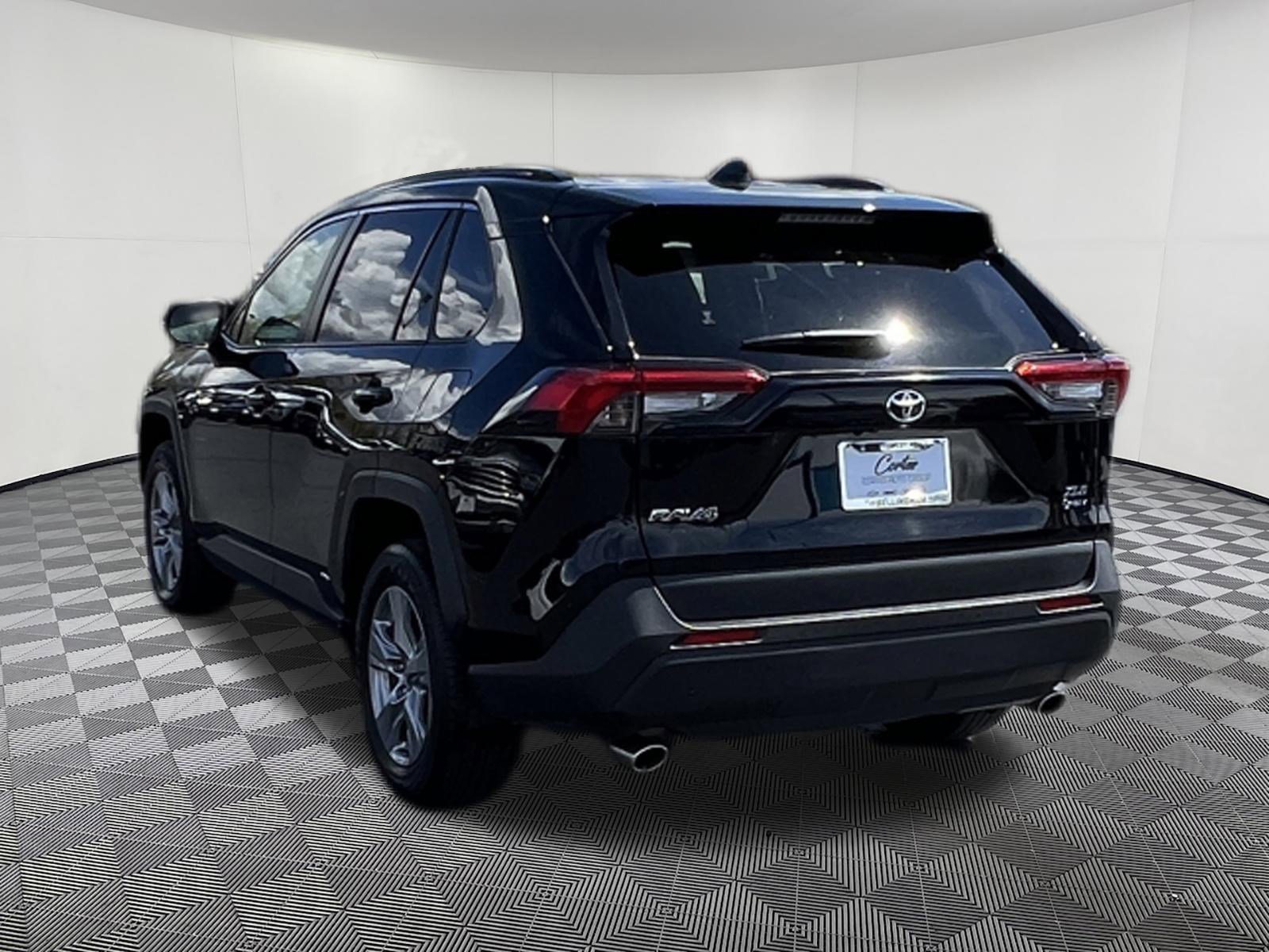 Used 2025 Toyota RAV4 XLE AWD/4WD image 4