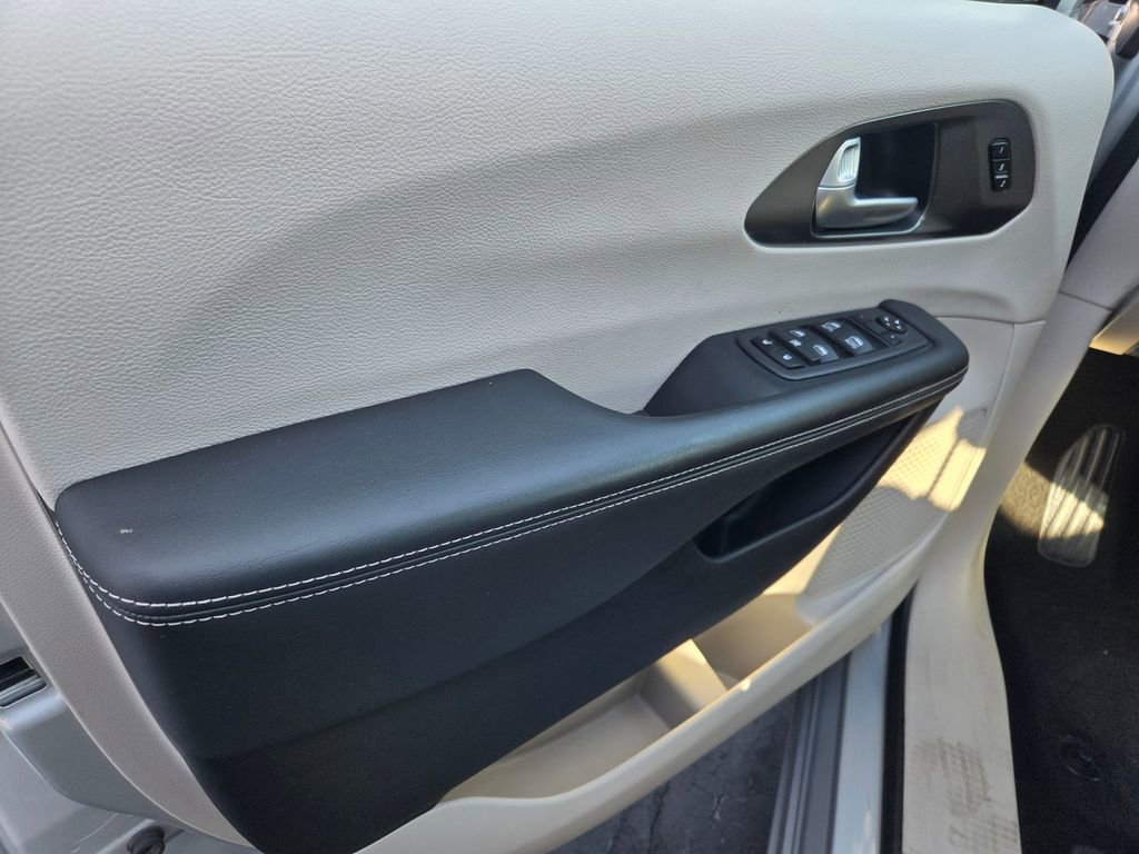 Certified 2024 Chrysler Pacifica Touring-L image 11