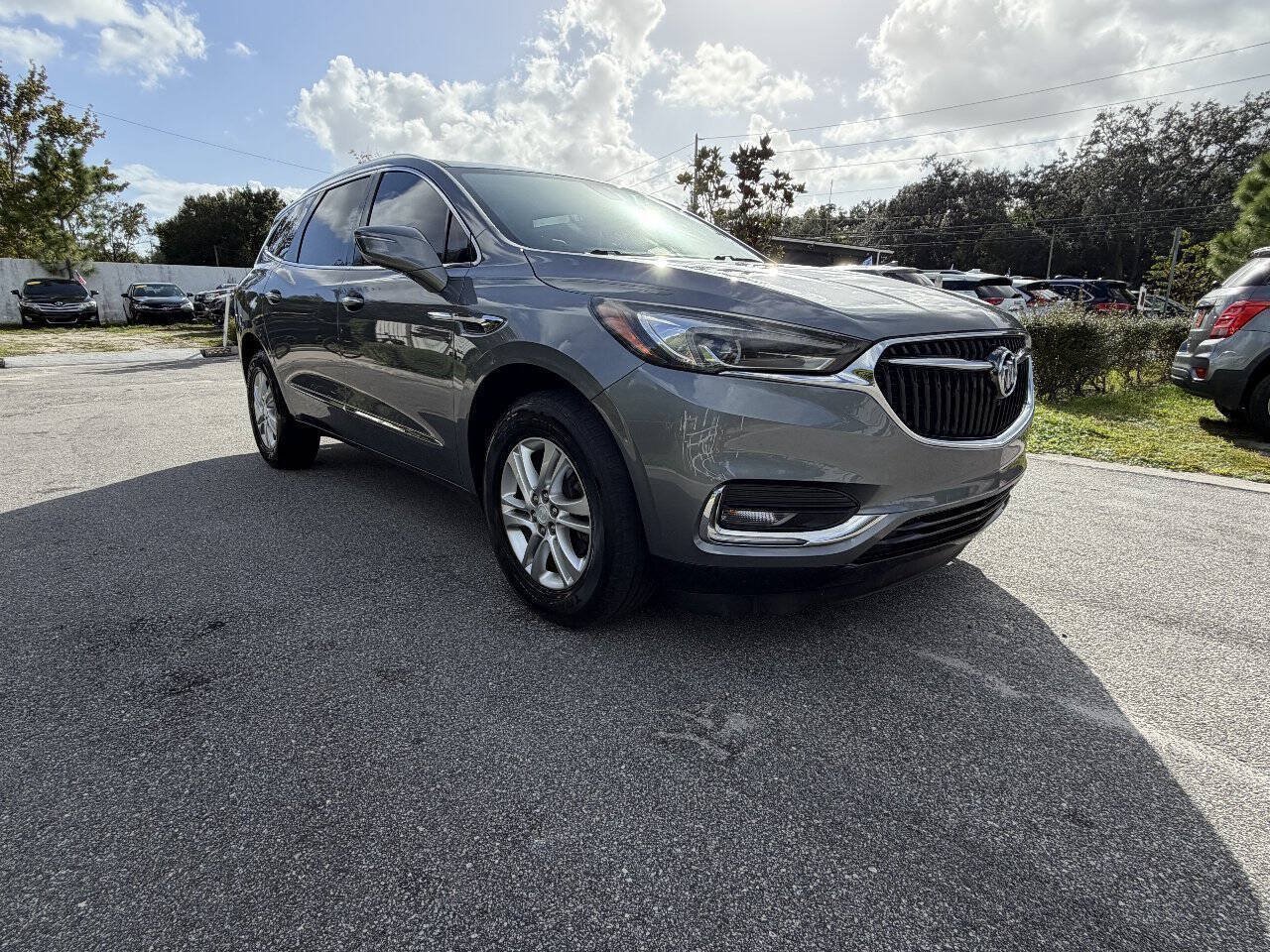 Used 2018 Buick Enclave Essence w/ Trailering Package FWD image 1