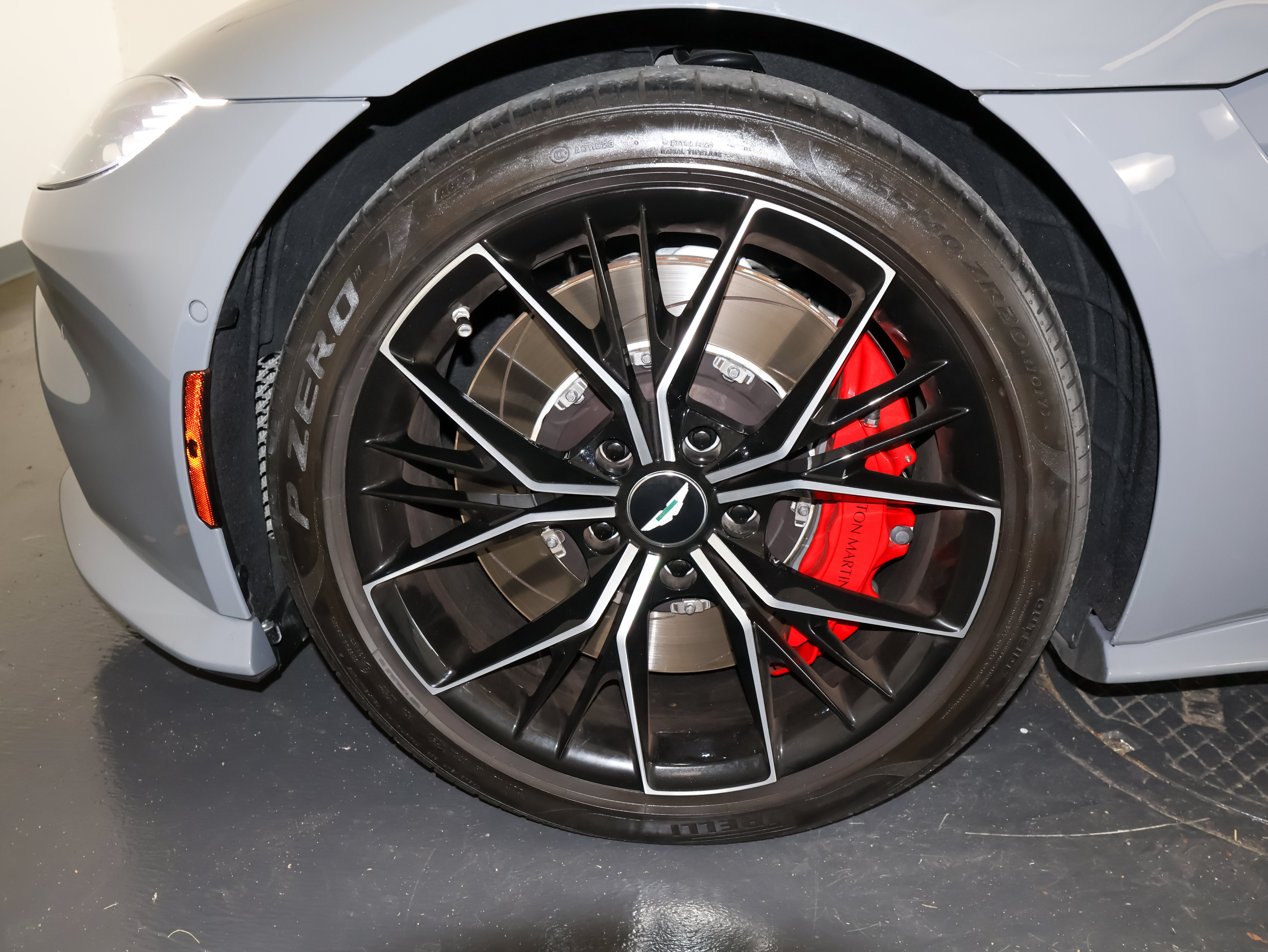 Used 2021 Aston Martin V8 Vantage Coupe RWD image 31