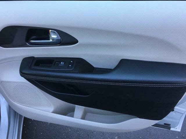 Used 2024 Chrysler Pacifica Touring-L image 26