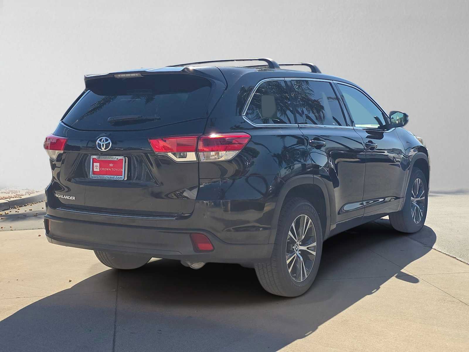 Used 2018 Toyota Highlander LE FWD image 3