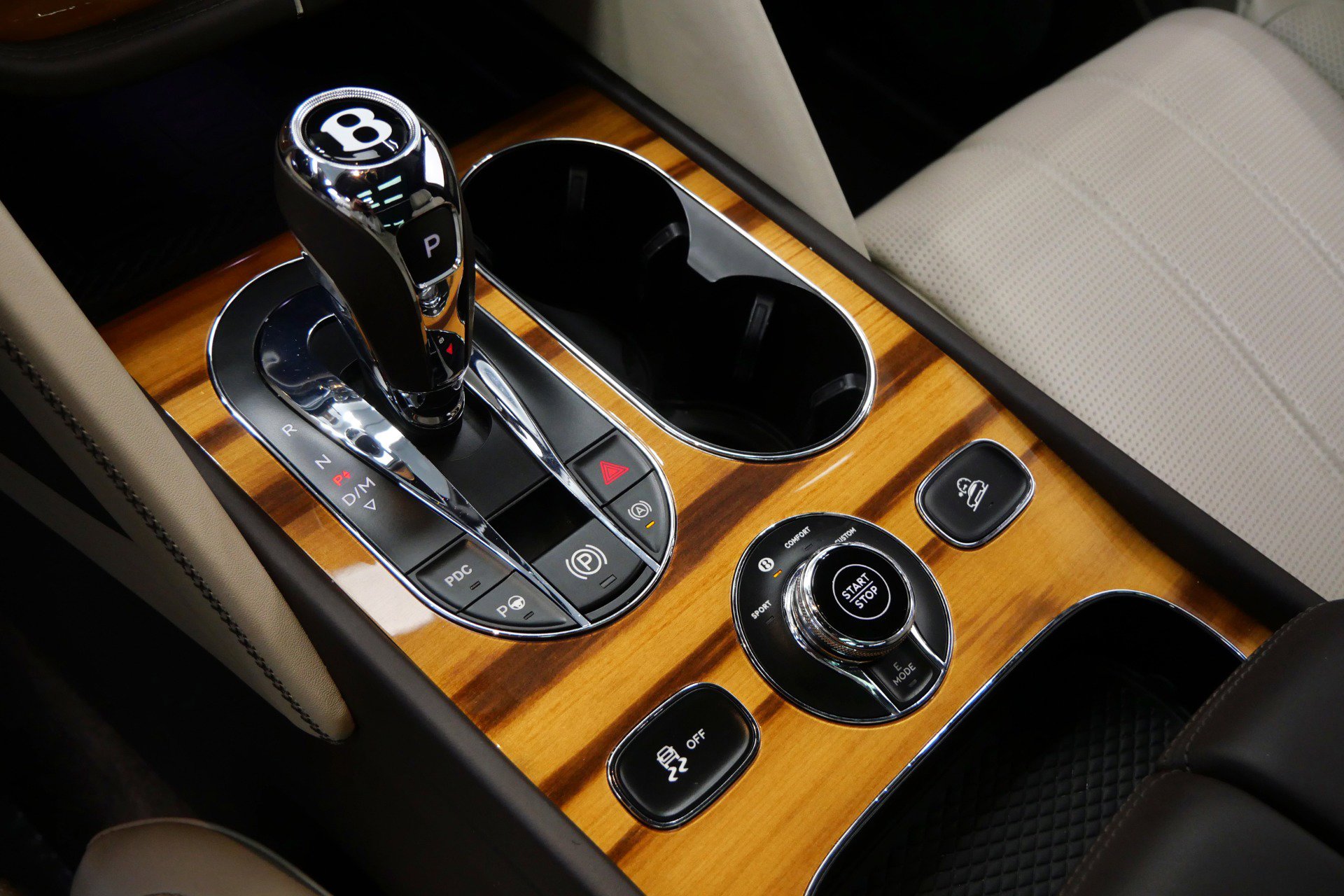 Used 2021 Bentley Bentayga Plug-In Hybrid image 26