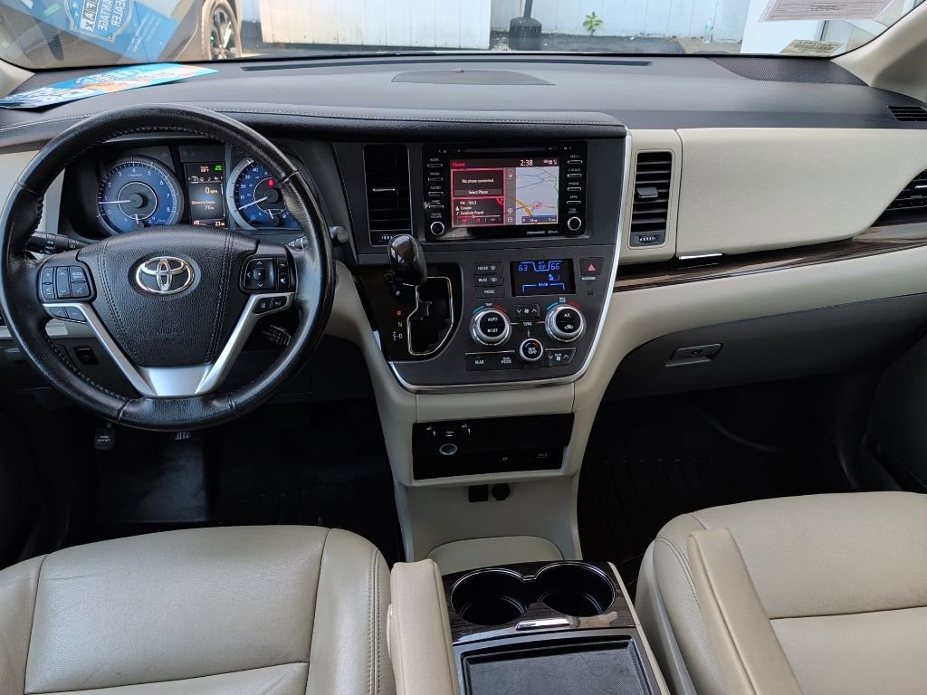 Used 2018 Toyota Sienna XLE Premium FWD image 18