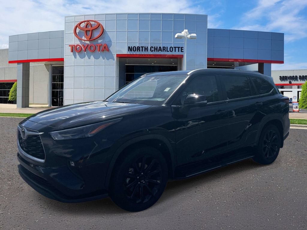 Used 2024 Toyota Highlander XLE FWD image 4
