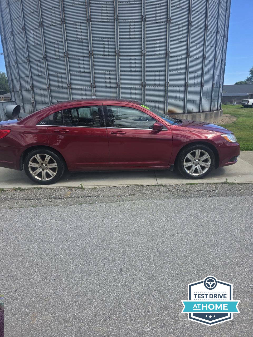 Used 2011 Chrysler 200 Touring w/ Cold Weather Group FWD image 2