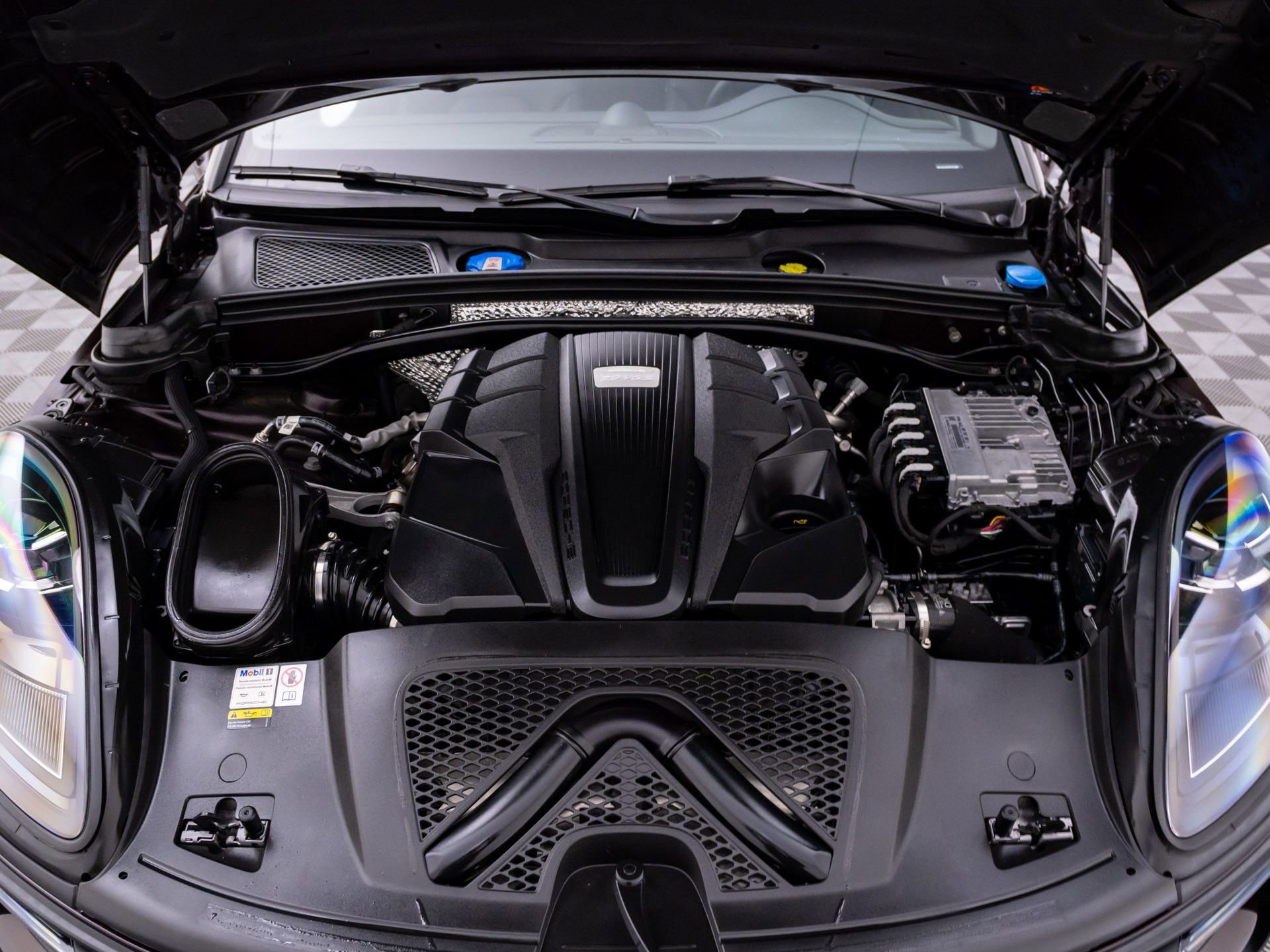 Certified 2023 Porsche Macan S AWD/4WD image 28
