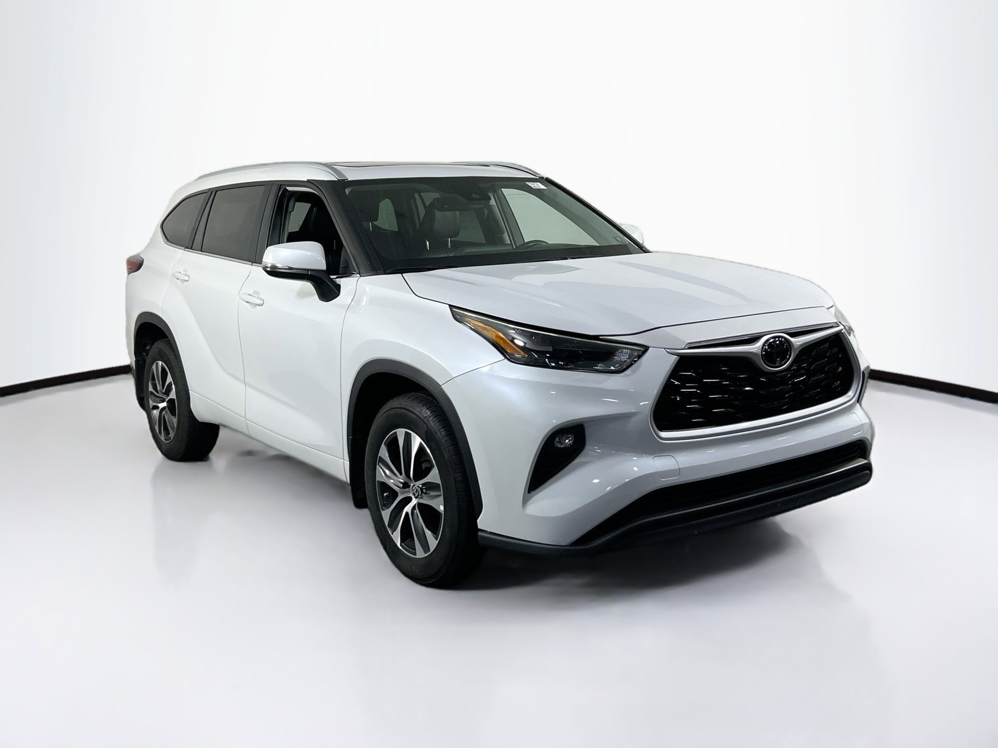 Used 2023 Toyota Highlander XLE image 3