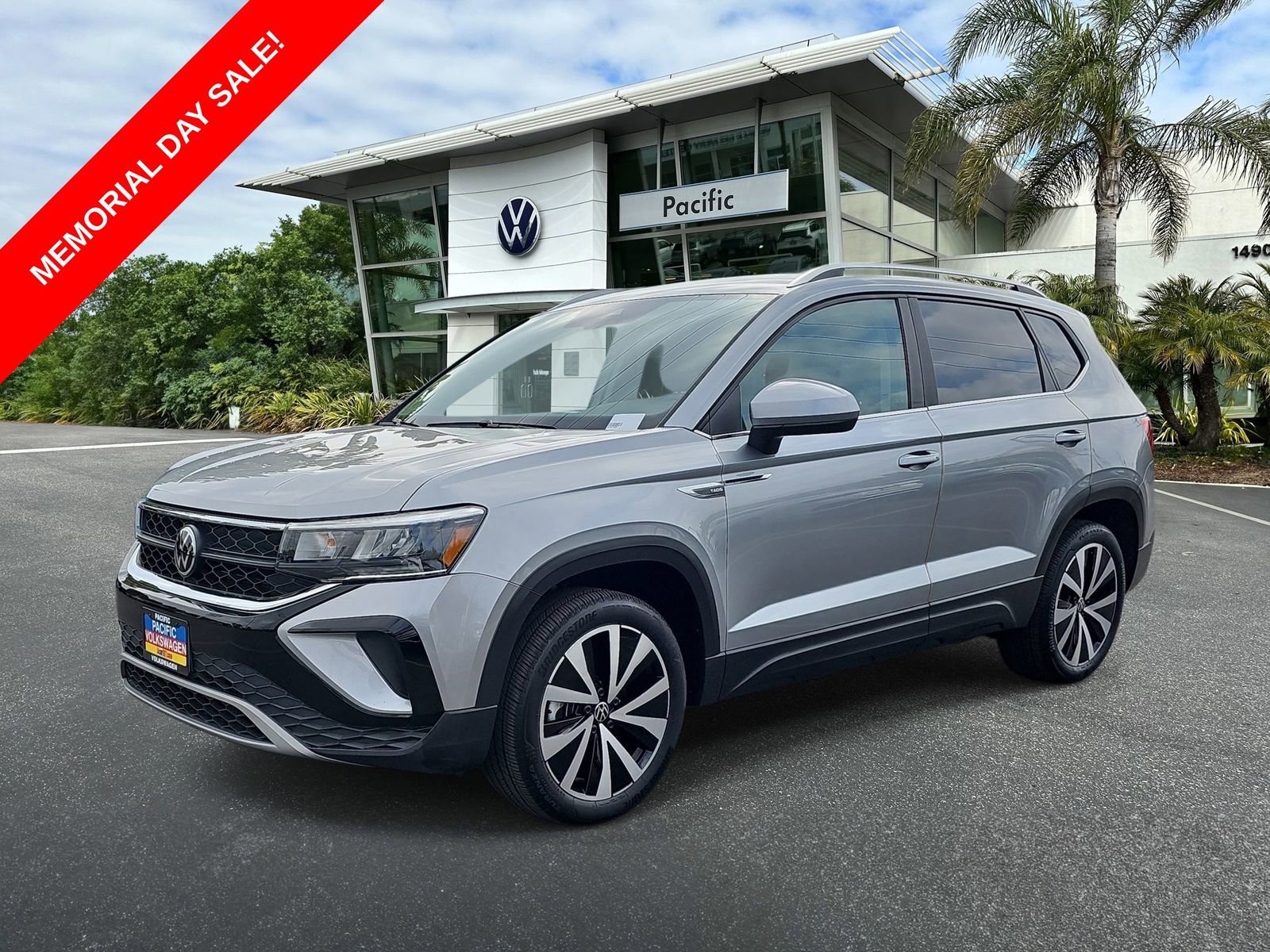 Used 2023 Volkswagen Taos SE FWD image 1