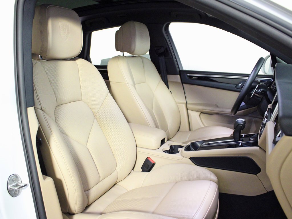 Used 2025 Porsche Macan w/ Premium Package Plus image 40