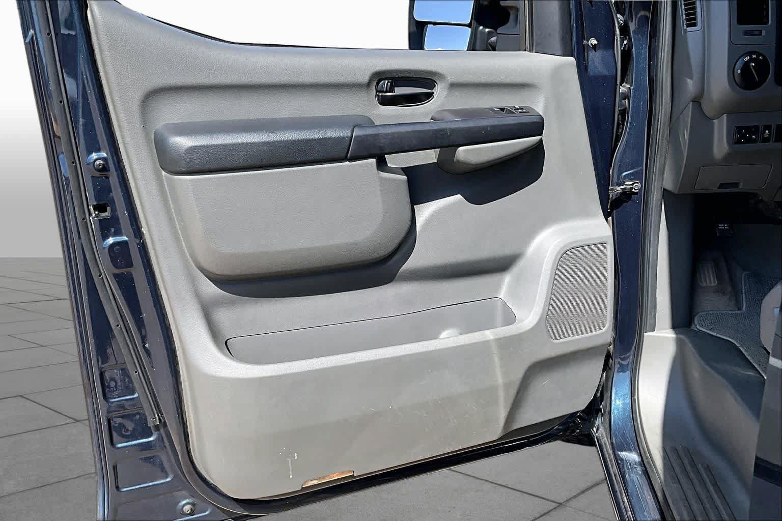Used 2016 Nissan NV 3500 SL RWD image 23