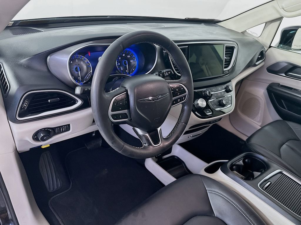 Used 2024 Chrysler Pacifica Touring-L FWD image 30