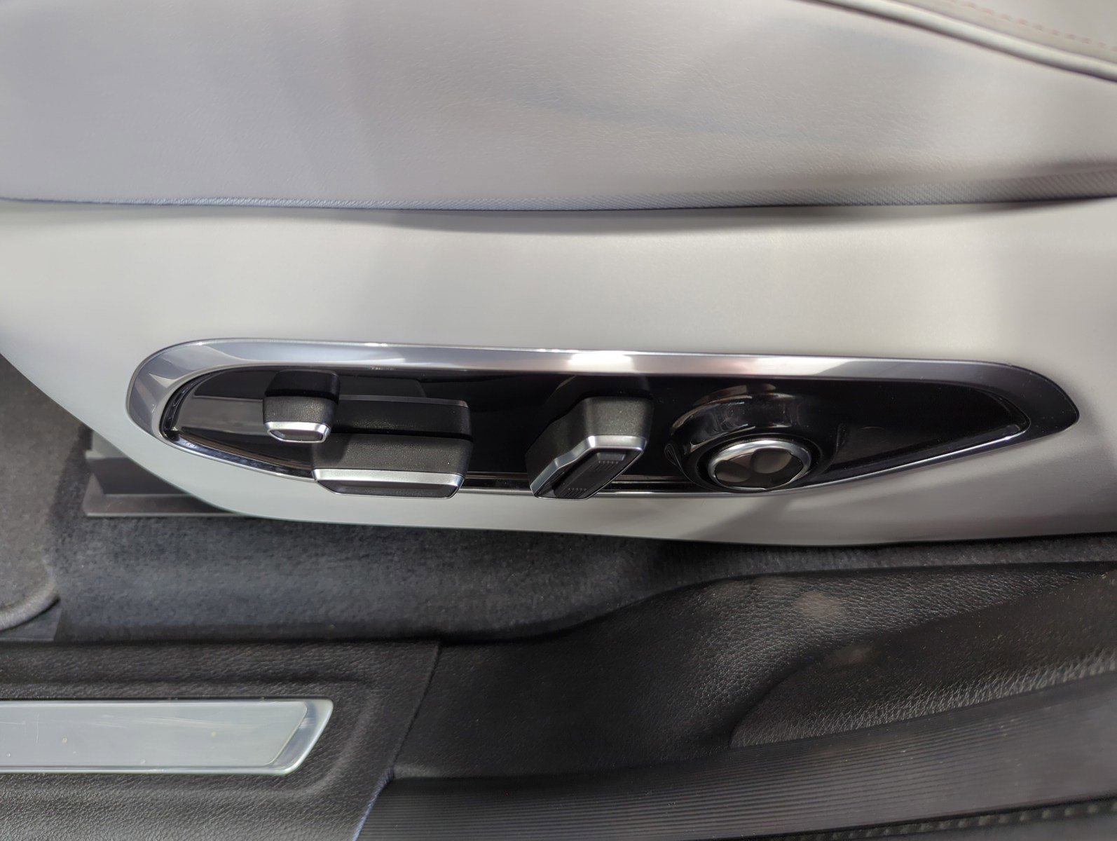 Used 2022 Jeep Grand Cherokee Overland w/ Advanced Protech Group III image 20