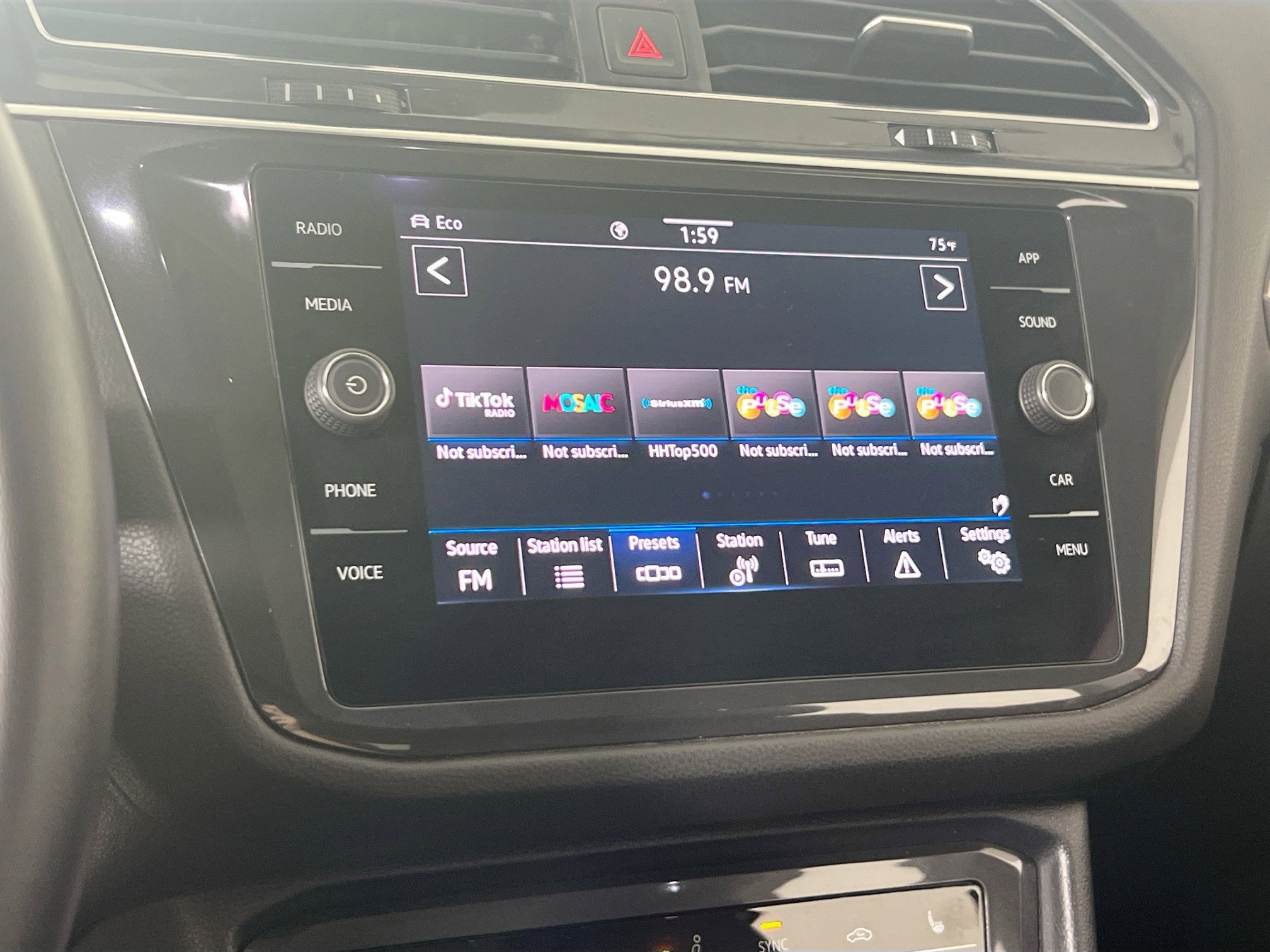 Used 2022 Volkswagen Tiguan SE AWD/4WD image 14