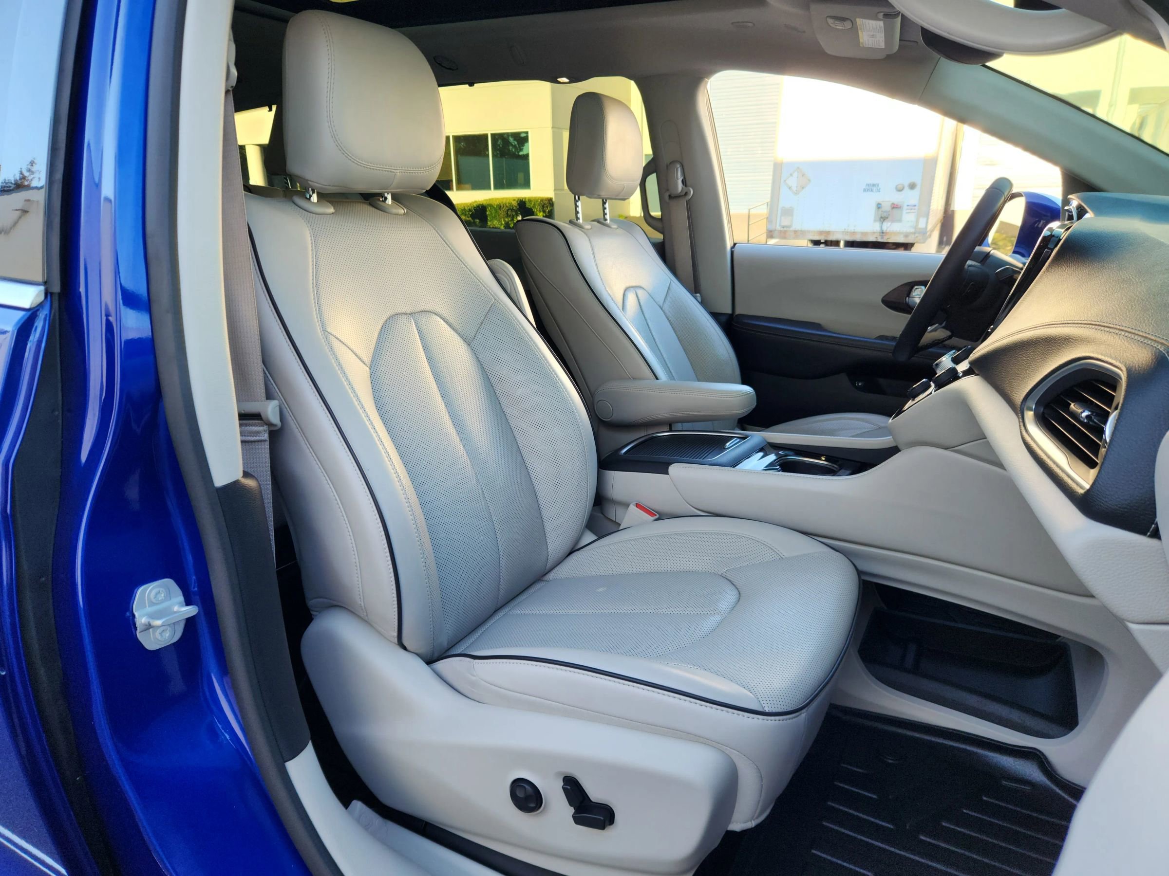 Used 2021 Chrysler Pacifica Limited w/ Uconnect Theater Family Group image 25