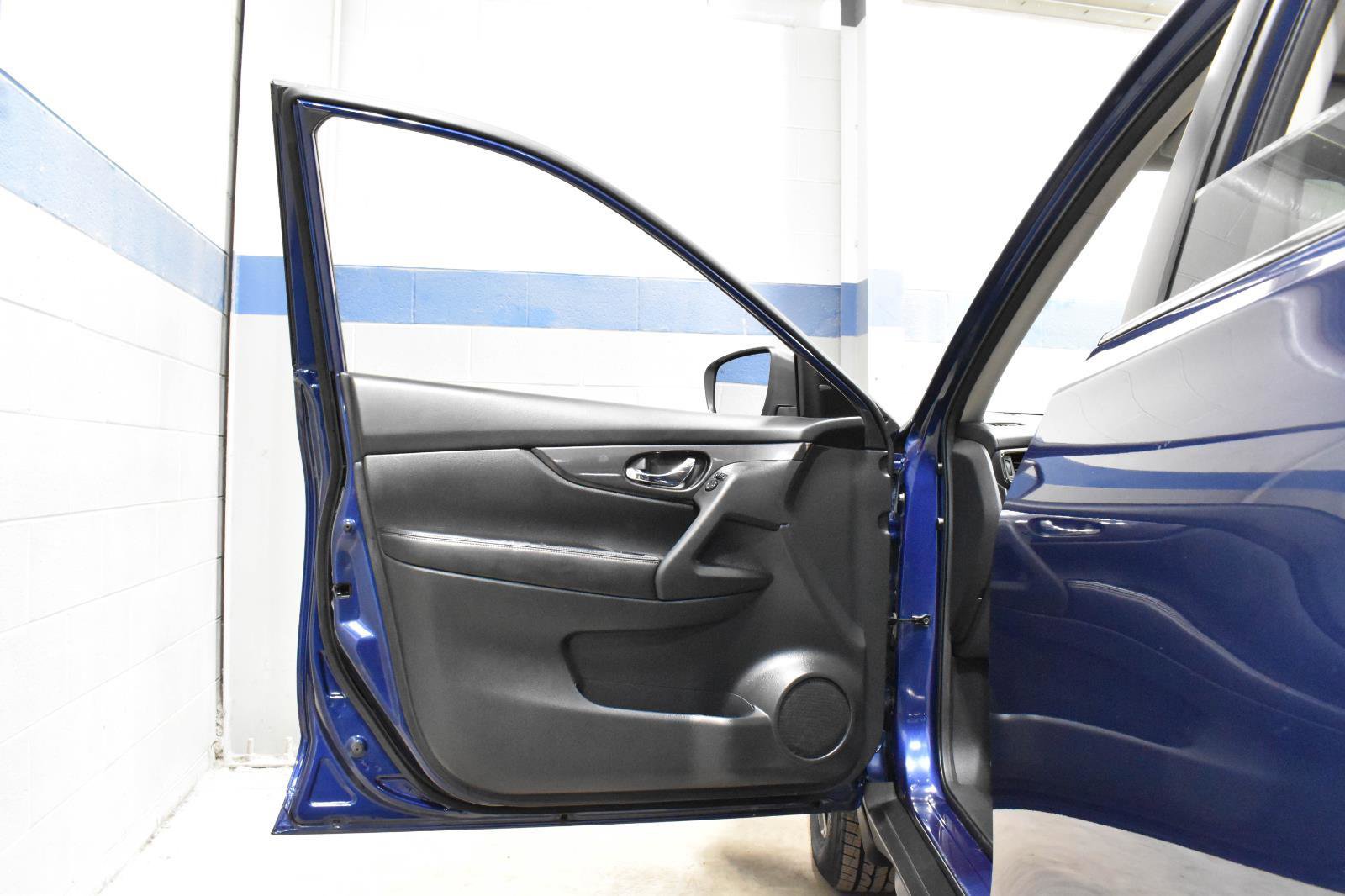 Used 2019 Nissan Rogue S image 8