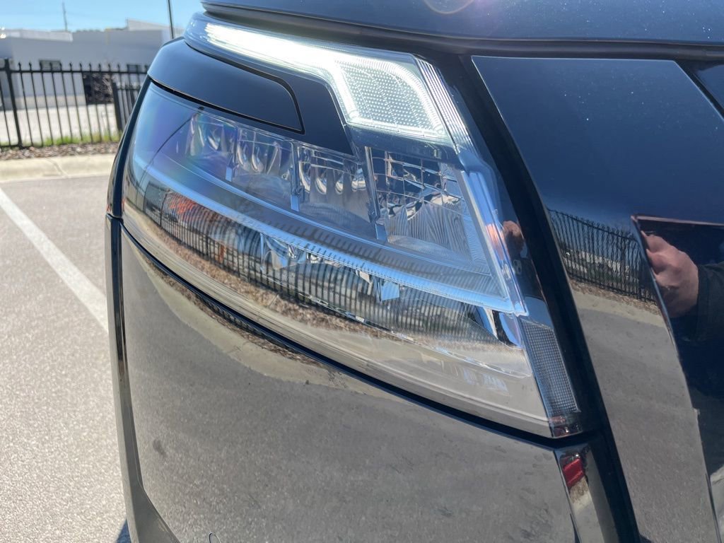 Used 2024 Nissan Pathfinder SL w/ Black Appearance Package image 14