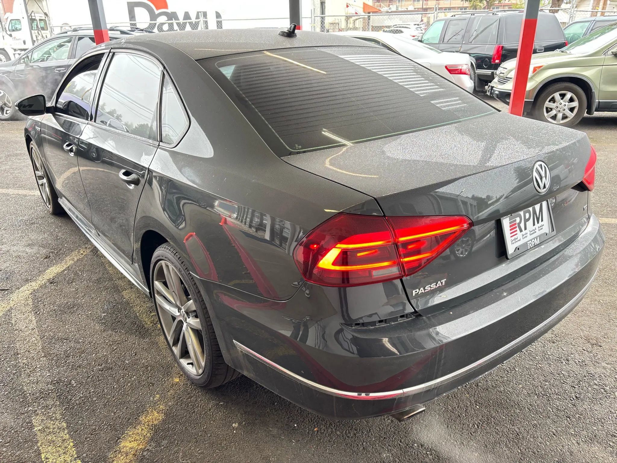 Used 2018 Volkswagen Passat 2.0T R-Line w/ R-Line Lighting Package image 5