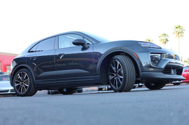 Used 2025 Porsche Macan 4 Electric AWD/4WD image 12