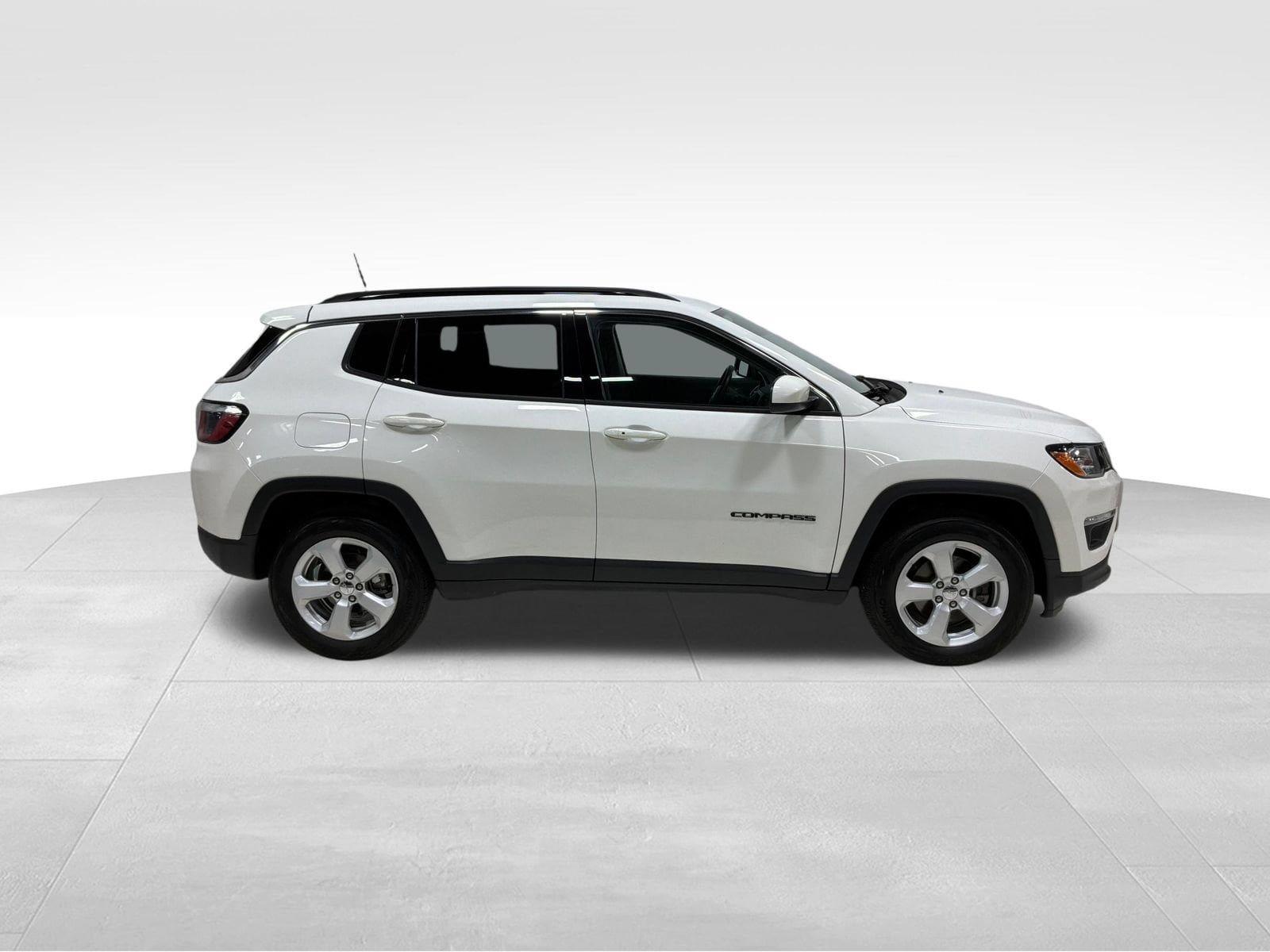 Used 2018 Jeep Compass Latitude w/ Popular Equipment Group AWD/4WD image 4