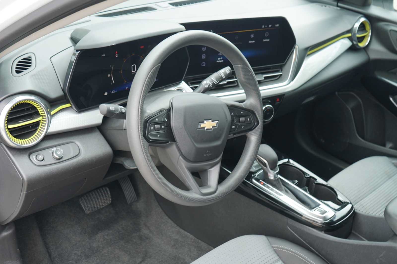 Used 2025 Chevrolet Trax LT FWD image 7