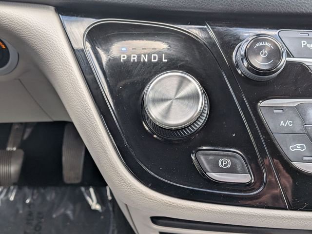 Used 2018 Chrysler Pacifica Touring-L image 28