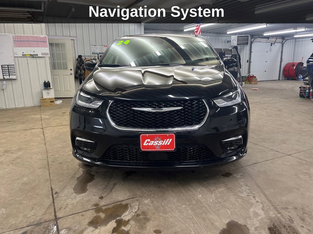 Used 2024 Chrysler Pacifica Select image 10