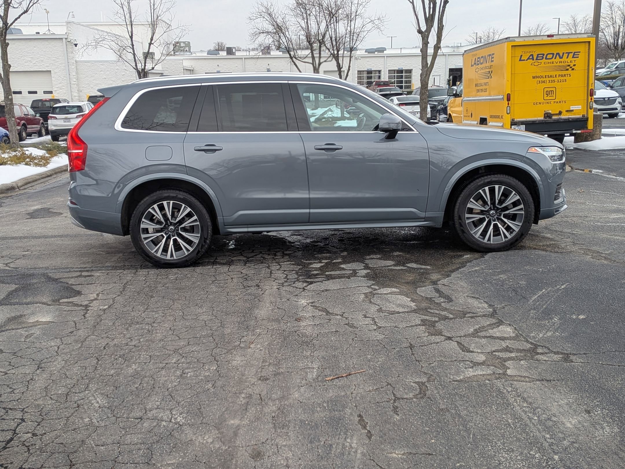 Used 2022 Volvo XC90 T5 Momentum w/ Climate Package image 10