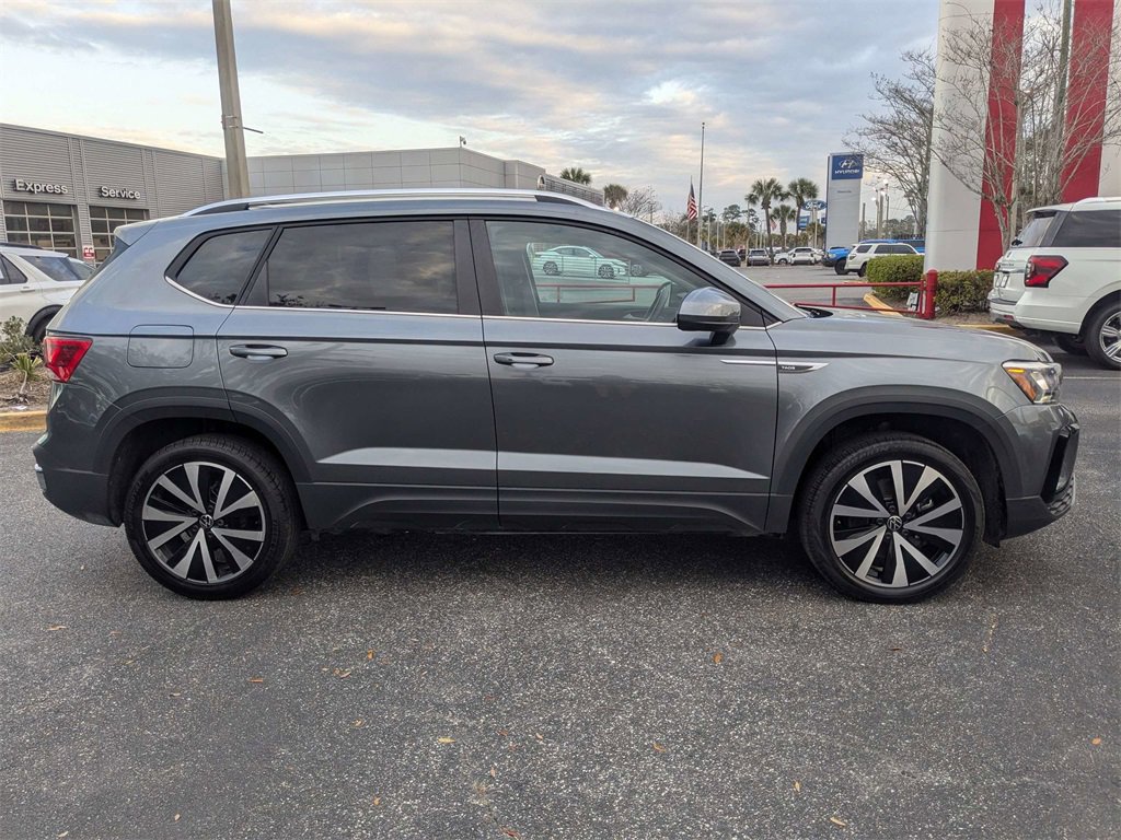 Used 2024 Volkswagen Taos SE image 3