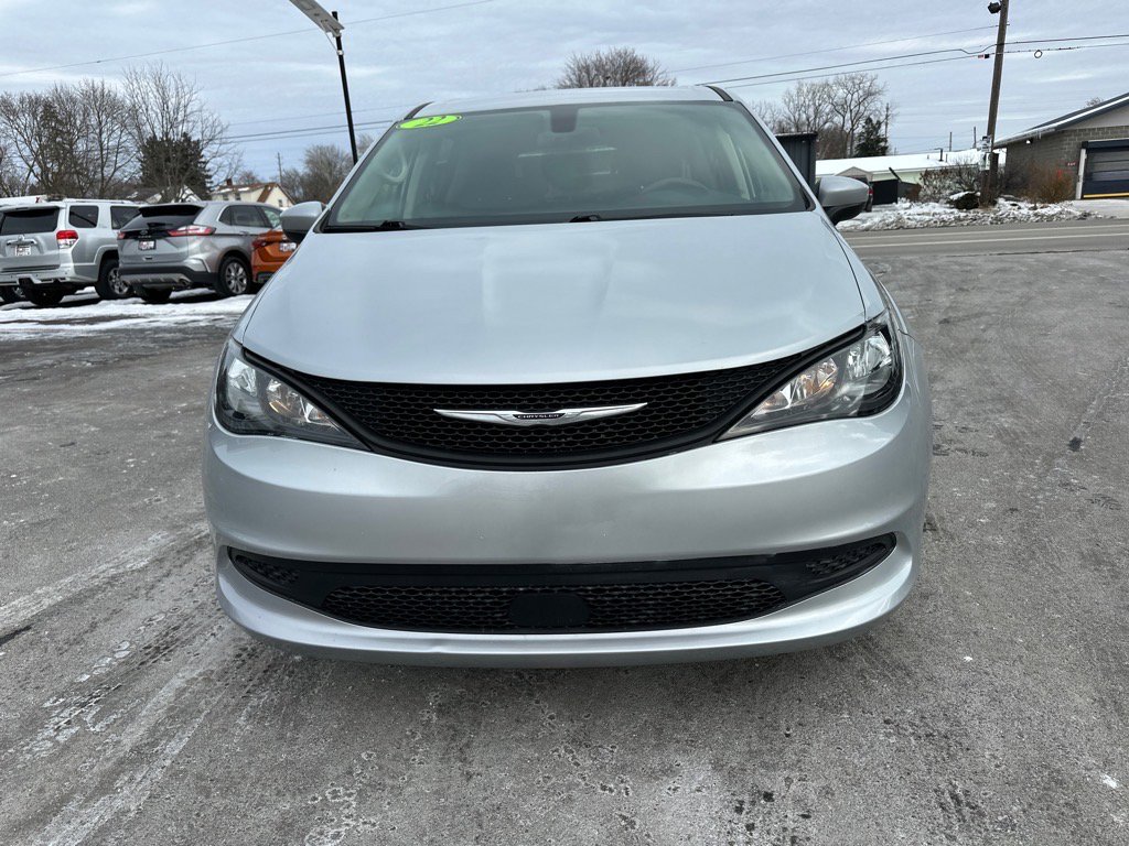 Used 2022 Chrysler Voyager LX image 3