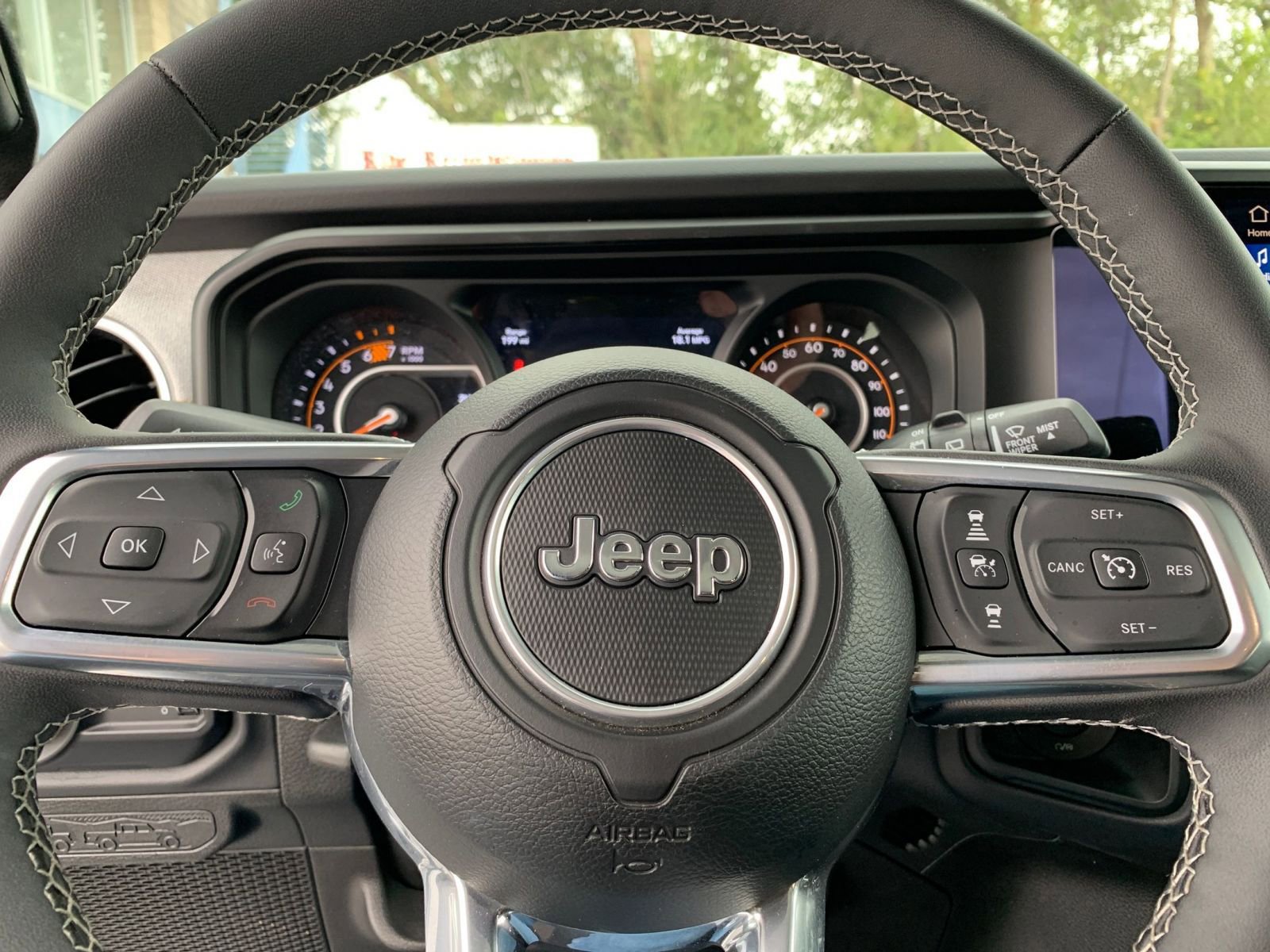 Used 2025 Jeep Wrangler Sahara image 27