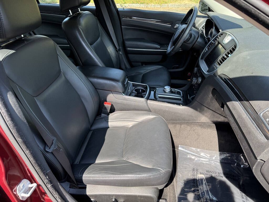 Used 2016 Chrysler 300 Limited RWD image 17